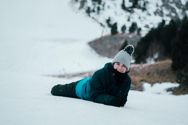 Photo person enjoying the snow on the snowy mountain.