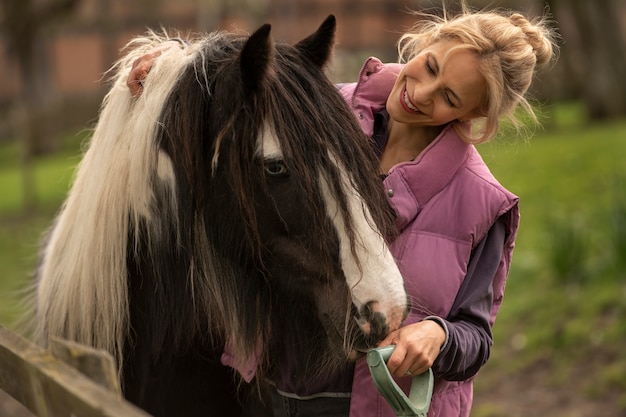 Photo person feeding horse