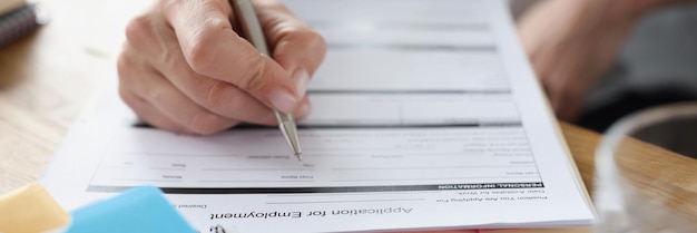 Foto la persona compila la domanda per la carta di lavoro nell'ufficio dell'azienda