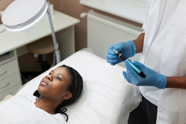 Photo person getting micro needling beauty treatment