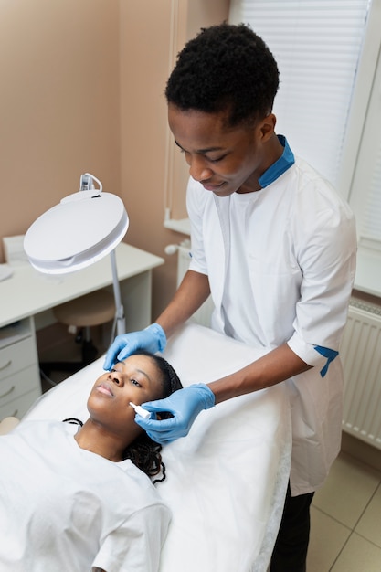 Photo person getting micro needling beauty treatment