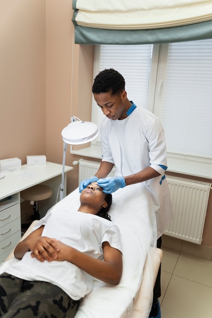 Photo person getting micro needling beauty treatment