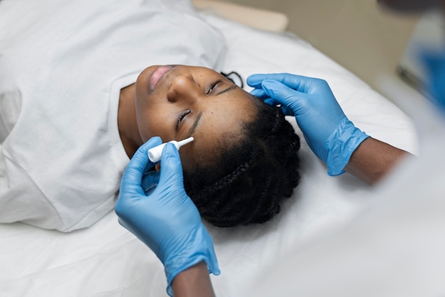 Photo person getting micro needling beauty treatment