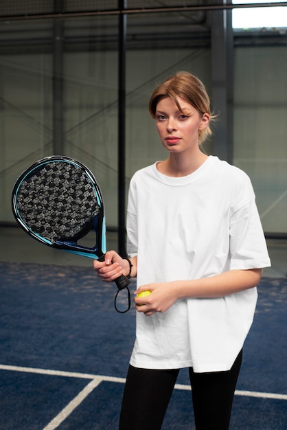 Photo person getting ready to play paddle tennis inside