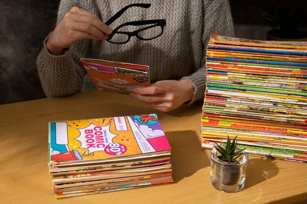 Foto persona che passa attraverso una pila di vecchie strisce di libri in arrivo