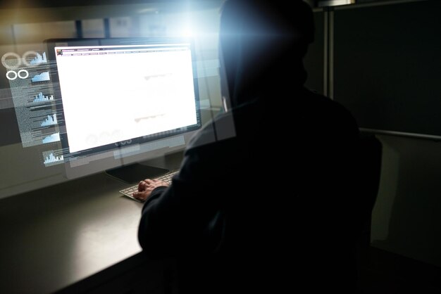 파이어월 우회 및 허브를 위해 바이러스 설치를 위해 일하는 홀로그램을 가진 해커와 컴퓨터 데이터베이스 오버레이 및 다시보드와 차트 및 프로그래밍 및 사이버 보안 범죄 소프트웨어