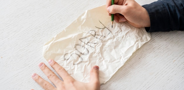 Foto una persona tiene in mano un foglio di carta con la parola scusa