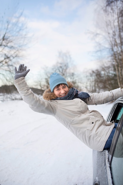 写真 車の中で楽しんでいる人