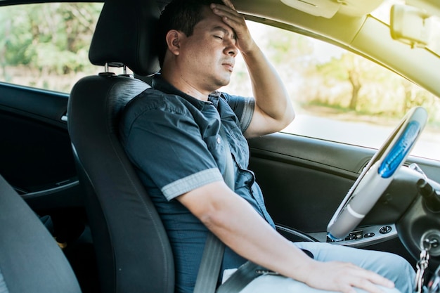 頭痛のある車内の人頭痛のある車内の男性の概念頭痛のある車の運転手ストレスと片頭痛のある運転手