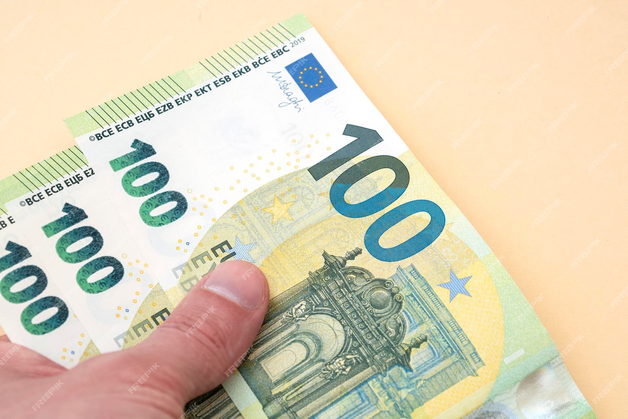 Сколько 300 евро в рублях на сегодня. 300 Евро купюра. 300 Евро фото. Деньги евро в руках. 300 Евро в руках фото.