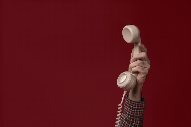 写真 電話を持っている人