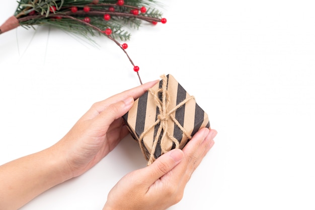Photo person holding christmas gift box