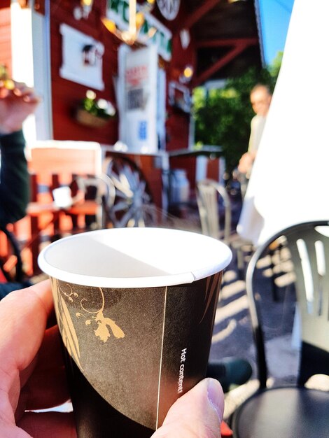 Photo person holding coffee cup