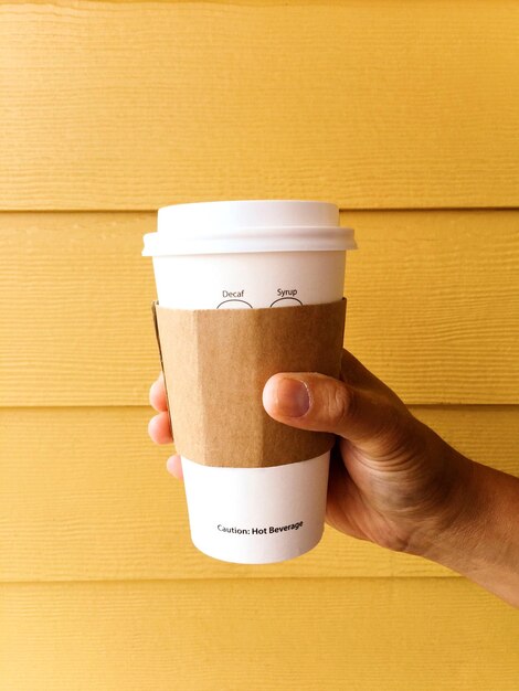 Photo person holding coffee cup