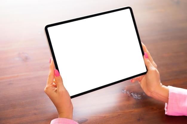 빈 흰색 화면 모형에 디지털 태블릿을 들고 있는 사람
