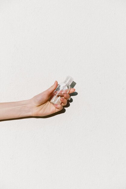 Photo person holding hand sanitizer stock photo