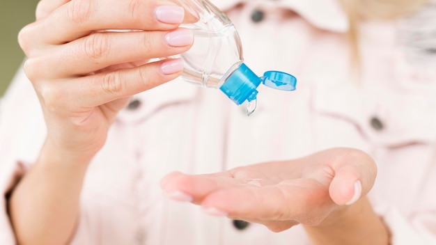 Photo person holding hand sanitizer