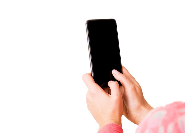 Человек держит в руках и печатает что-то на фото мобильного телефона на белом фоне