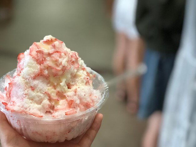 Foto persona che tiene un cono di gelato