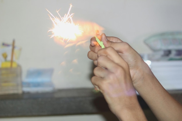 Photo person holding magnesium tool