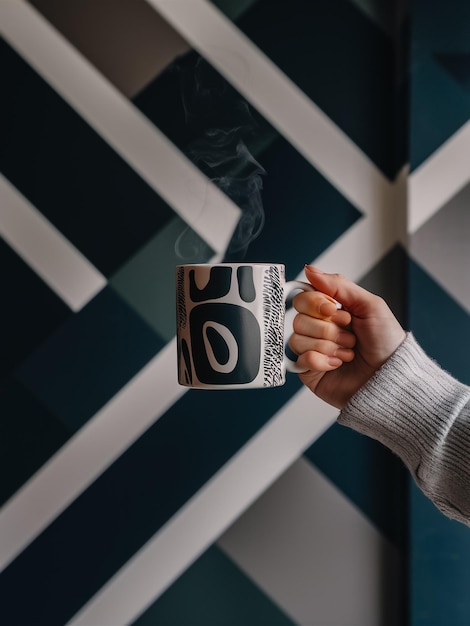 Photo a person holding a mug