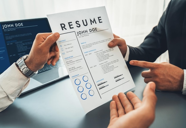 Photo a person holding a resume on a paper