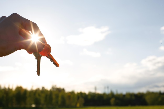 Persona che tiene il sole contro il cielo