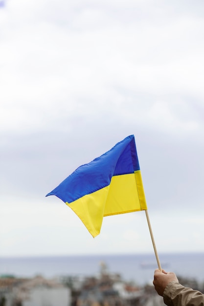 Photo person holding ukrainian flag