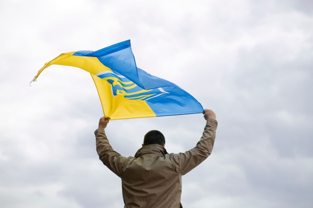 Photo person holding ukrainian flag