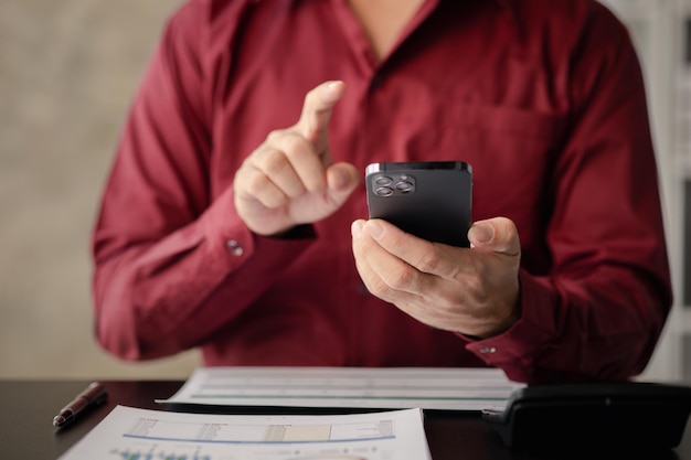 Человек держит мобильный телефон, чтобы использовать социальные сети на смартфоне, общаться через Интернет на смартфоне Концепция использования технологий в общенииx9