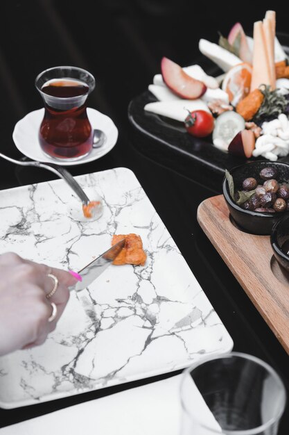 Photo a person is cutting food on a table with a knife