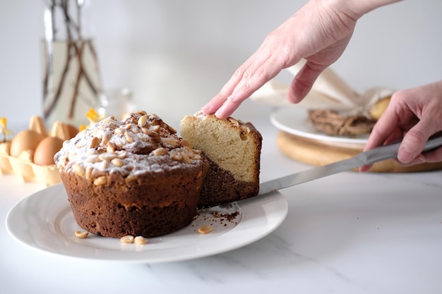 人がナイフでケーキを切っている