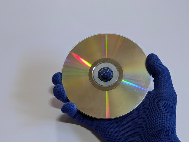 Foto una persona è in possesso di un cd su sfondo isolato