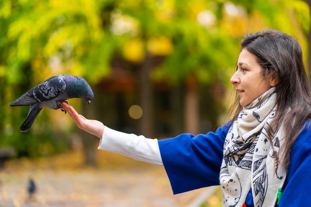 La persona sta tenendo una colomba sulla mano