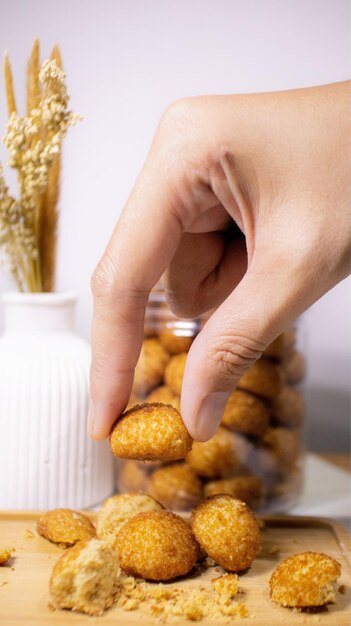 人がから食べ物を拾っている