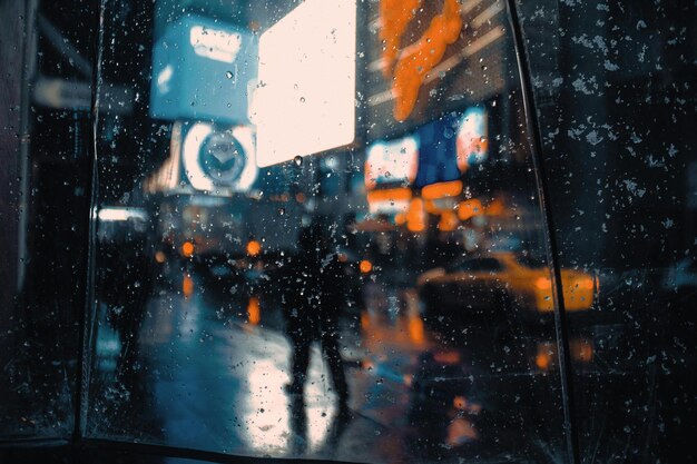 Photo a person is standing in the rain with a camera in their hand