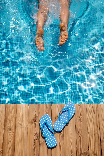 Persona che salta in piscina.