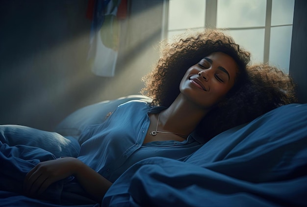 человек лежит на спящей женщине в постели утром в стиле энергичных жестов