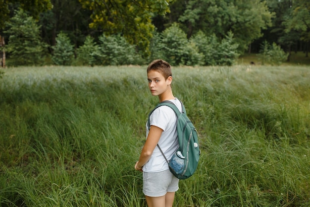 Photo a person in nature, walking in the forest, active recreation