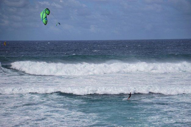 Photo person parasailing in the waves