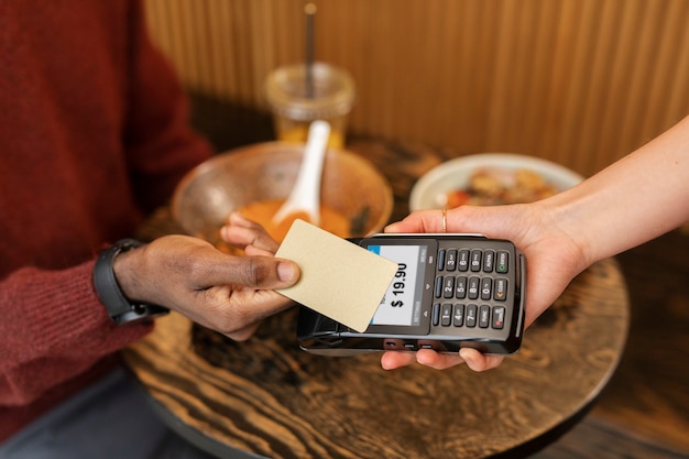 Foto persona che paga senza contatto per il cibo al ristorante