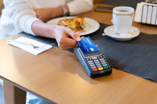 Photo person paying with its credit card