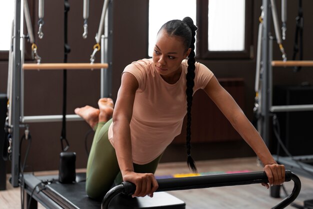 Photo person in pilates reformer class exercising their body