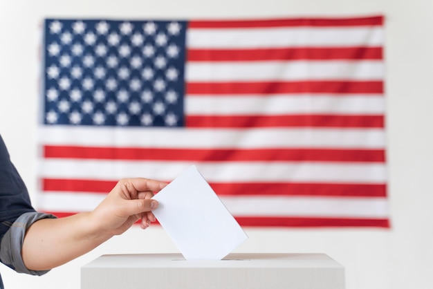 Photo person placing its vote in a box