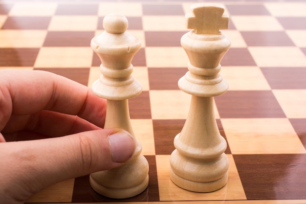 Фото Человек, играющий в шахматы, делает ход
