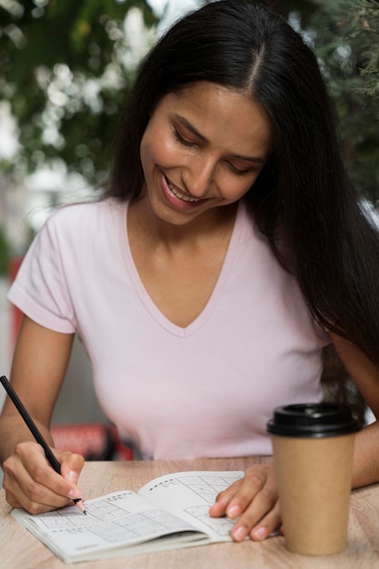 Photo person playing a sudoku game alone