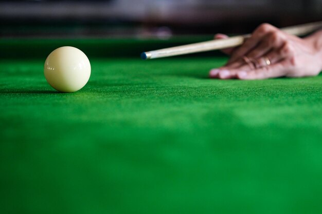 Photo person playing with ball on table