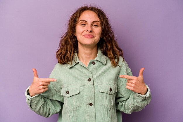 Foto persona che indica a mano uno spazio della copia della camicia fiero e fiducioso