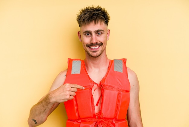 Photo person pointing by hand to a shirt copy space proud and confident