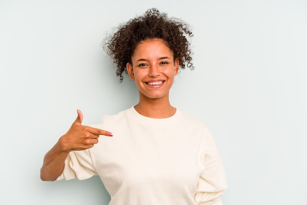 Photo person pointing by hand to a shirt copy space proud and confident